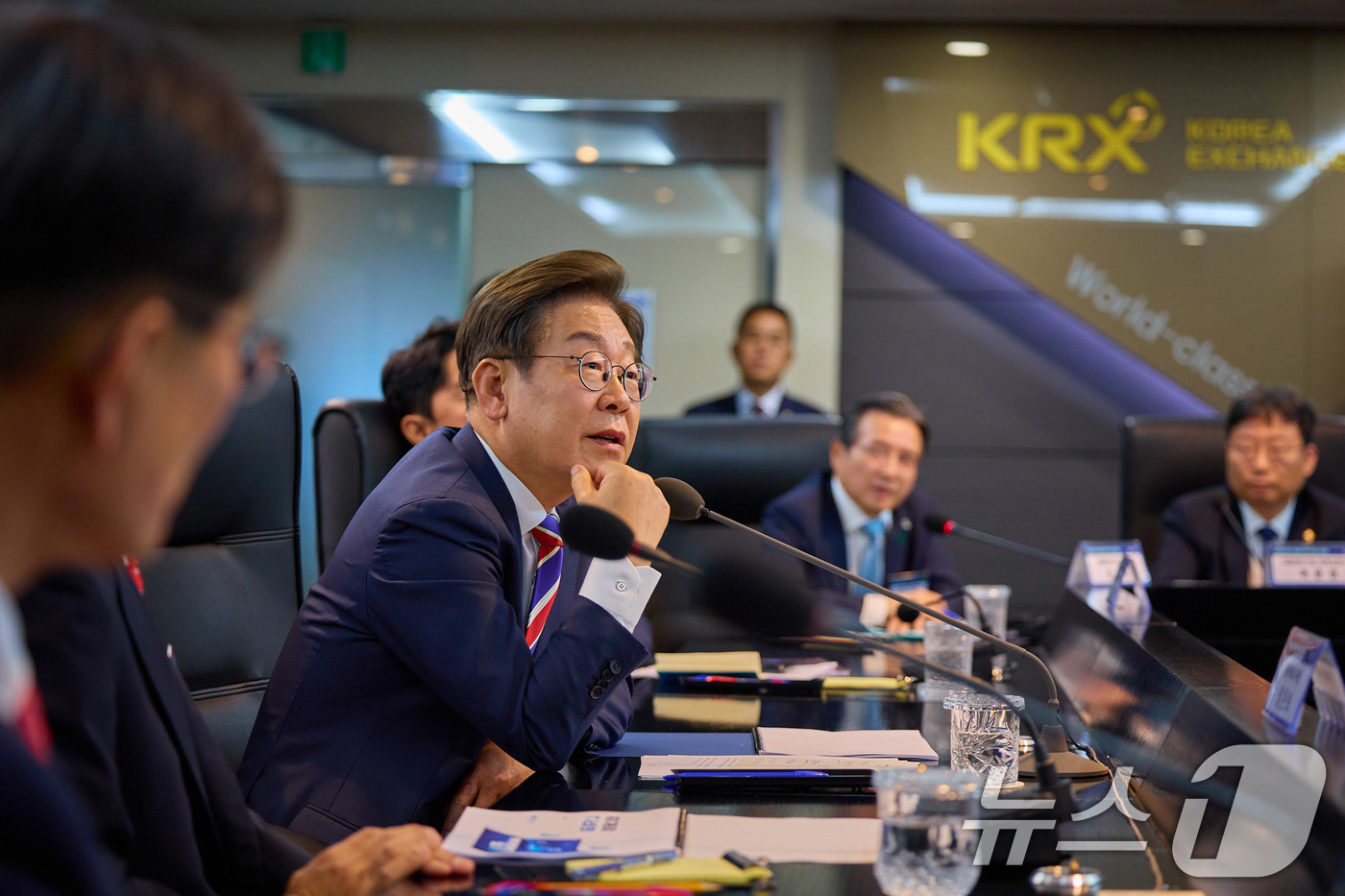 (서울=뉴스1) 박지혜 기자 = 이재명 대통령이 11일 서울 영등포구 한국거래소 시장감시위원회를 방문해 브리핑을 듣고 있다. (이재명 대통령 SNS. 재판매 및 DB 금지) 202 …