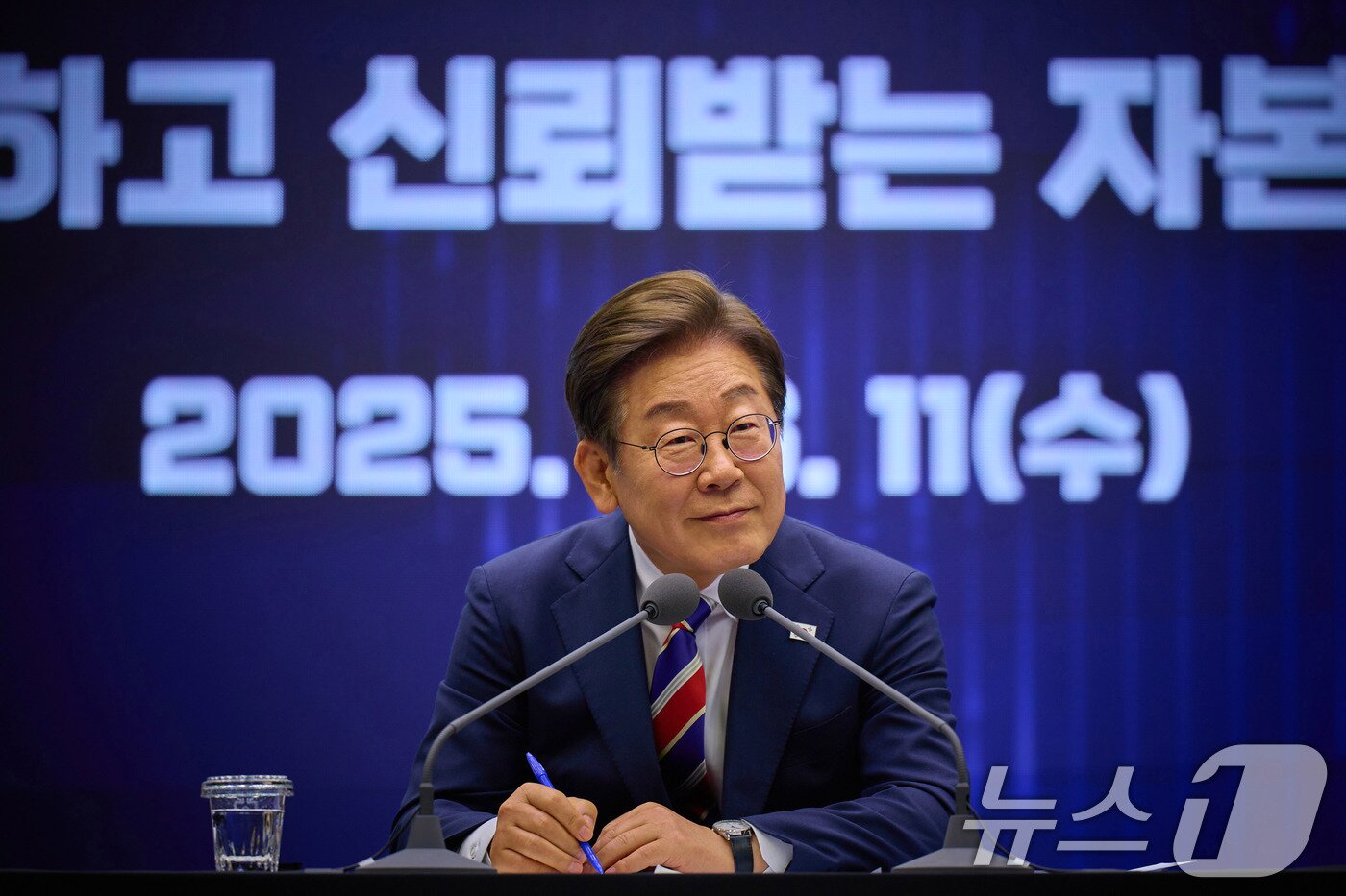 본문 이미지 - 이재명 대통령이 지난 11일 서울 영등포구 한국거래소에서 열린 주식시장 불공정거래 근절을 위한 현장 간담회에서 참석자의 질문을 경청하고 있다. &#40;이재명 대통령 SNS. 재판매 및 DB 금지&#41; 2025.6.12/뉴스1 ⓒ News1 박지혜 기자