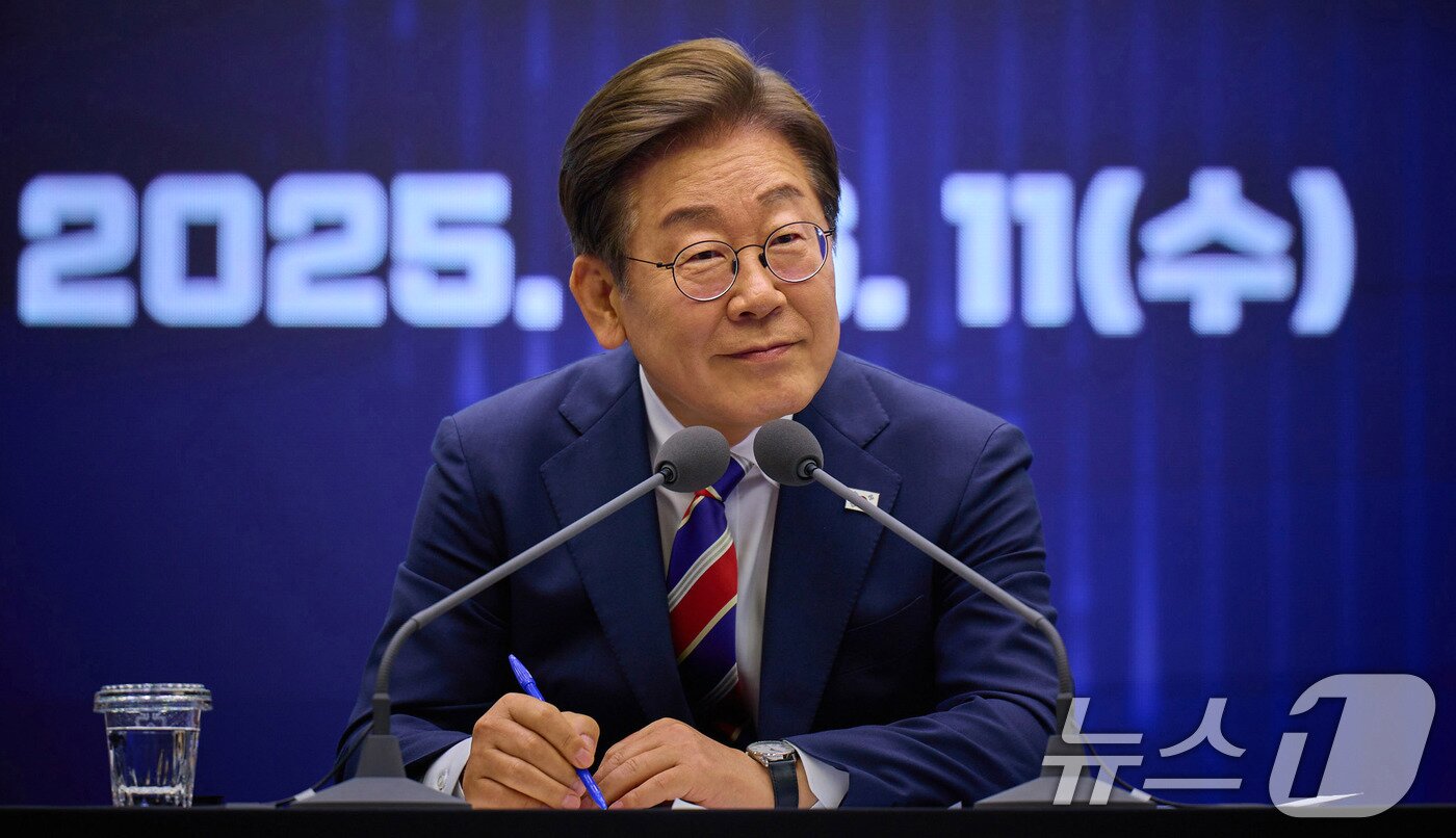본문 이미지 - 이재명 대통령이 지난 11일 서울 영등포구 한국거래소에서 열린 주식시장 불공정거래 근절을 위한 현장 간담회에서 참석자의 질문을 경청하고 있다. &#40;이재명 대통령 SNS. 재판매 및 DB 금지&#41; 2025.6.12/뉴스1 ⓒ News1 박지혜 기자