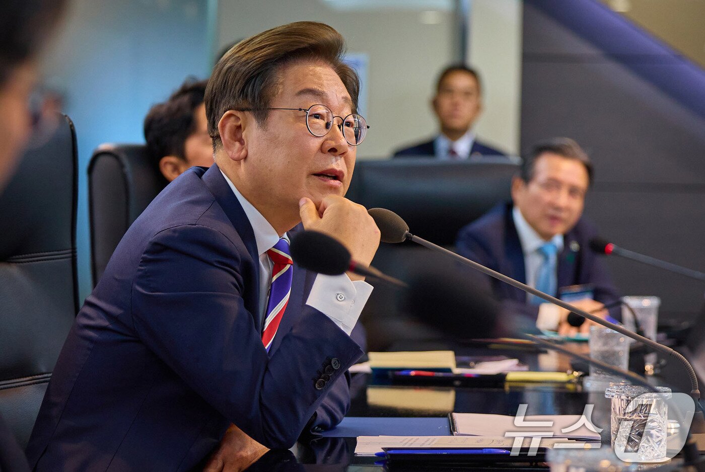 본문 이미지 - 이재명 대통령이 지난 11일 서울 영등포구 한국거래소 시장감시위원회를 방문해 브리핑을 듣고 있다. (이재명 대통령 SNS. 재판매 및 DB 금지) 2025.6.12/뉴스1 ⓒ News1 박지혜 기자