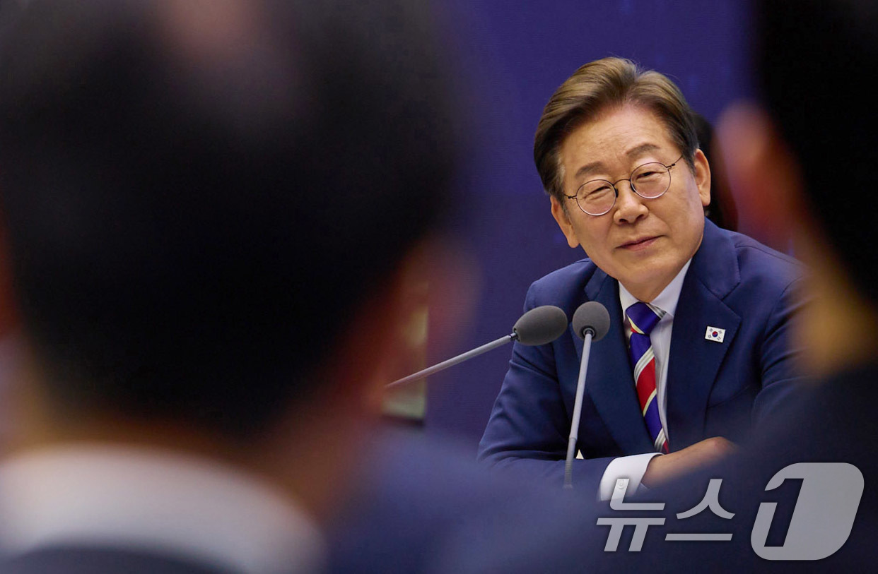 (서울=뉴스1) 박지혜 기자 = 이재명 대통령이 지난 11일 서울 영등포구 한국거래소에서 열린 주식시장 불공정거래 근절을 위한 현장 간담회에서 참석자의 질문을 경청하고 있다. …