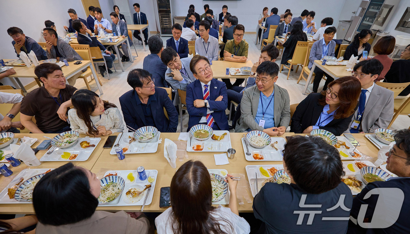 이재명 대통령, 기자식당 깜짝 방문! 기자단과 함께 즐거운 점심 식사 & 소통