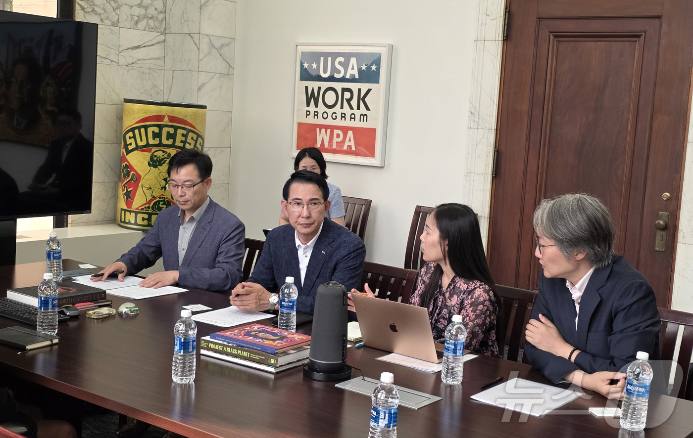 (서산=뉴스1) 이동원 기자 = 이완섭 서산시장이 지난 10일(현지시간) 미국 시카고시 문화특별행사국을 방문하고 있다.이 시장은 문화특별행사국 관계자들과 △문화정책 수립 과정의 민 …