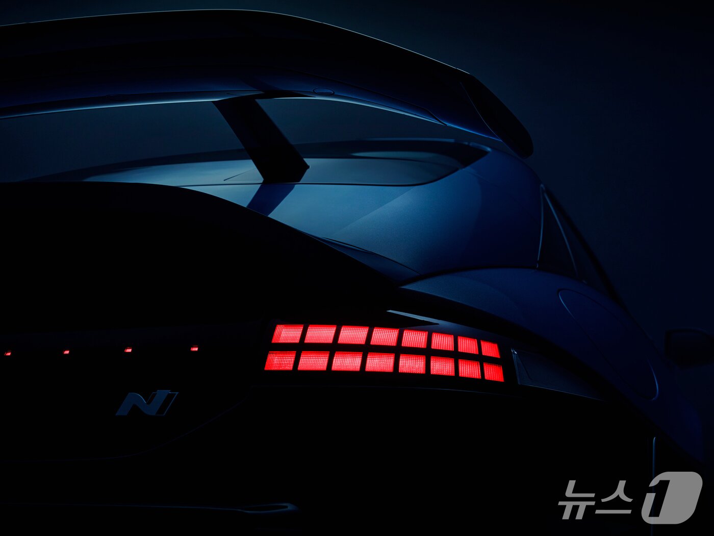 본문 이미지 - 현대차의 고성능 전기 세단 '아이오닉 6 N' 티저 이미지.(현대차 제공)  