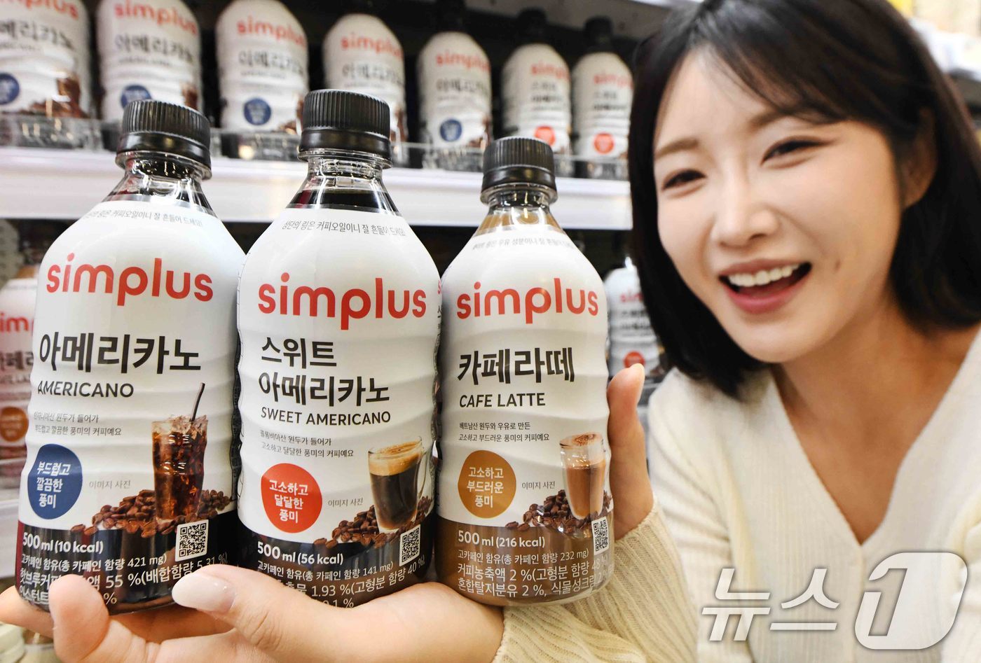 (서울=뉴스1) = 홈플러스가 12일 심플러스 RTD 커피 3종을 새롭게 선보였다고 밝혔다.모델이 12일 서울 등촌동 '홈플러스 메가 푸드 마켓 라이브 강서점'에서 심플러스 RTD …
