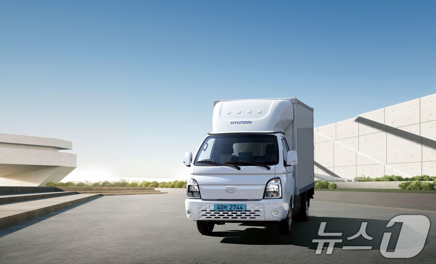 (서울=뉴스1) = 현대자동차가 실용성과 편의성을 더욱 강화한 ‘2025 포터 II 일렉트릭 특장차’를 12일 출시했다.사진은 2025 포터 II 일렉트릭 하이내장탑차. (현대차 …