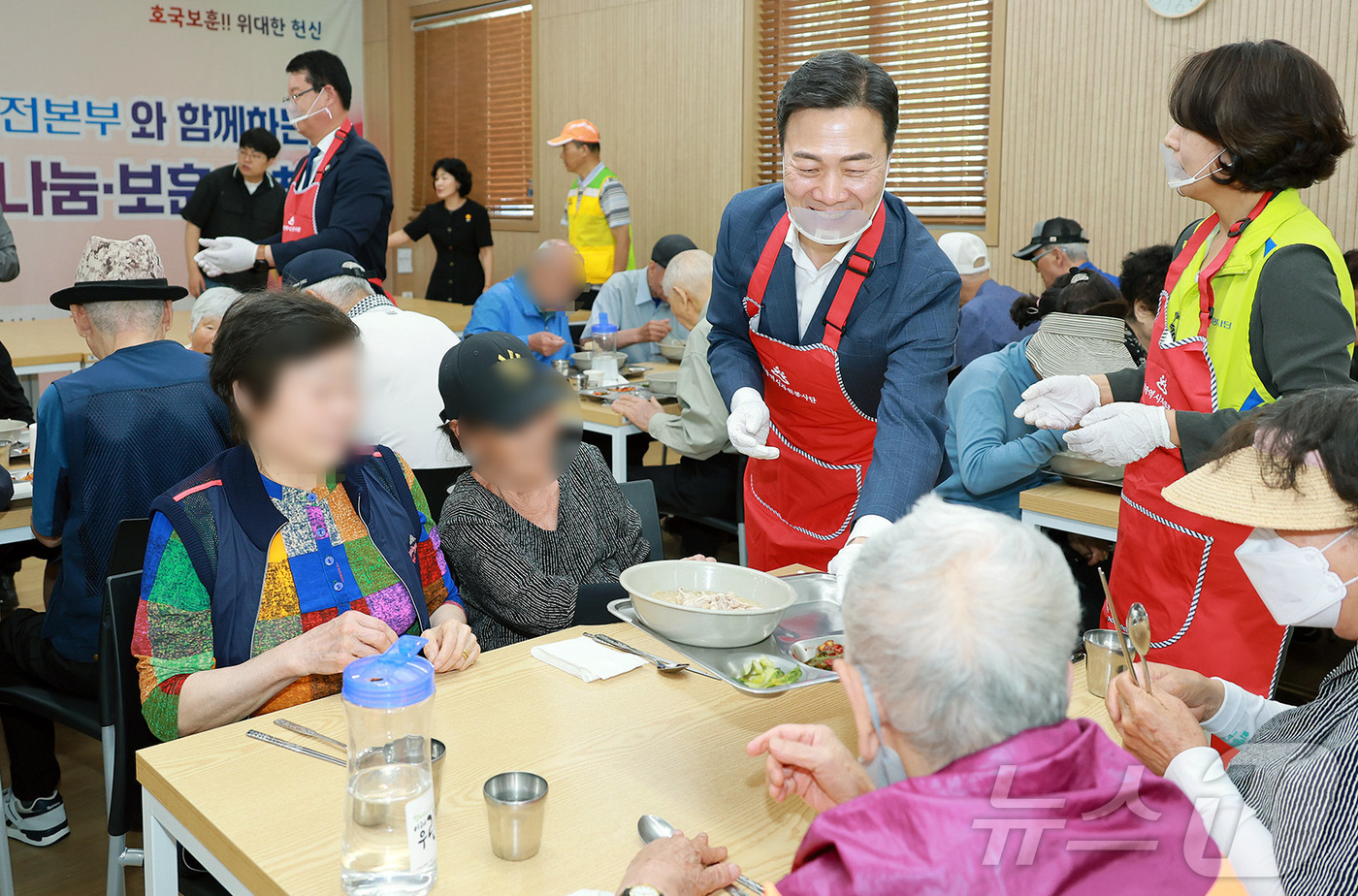 (대전=뉴스1) 이동원 기자 = (사)대전광역시자원봉사연합회(회장 김영태)와 NH농협은행 대전본부(본부장 황진선)는 호국보훈의 달을 맞아  지난 11일 동구 중동 소재 대전광역시 …