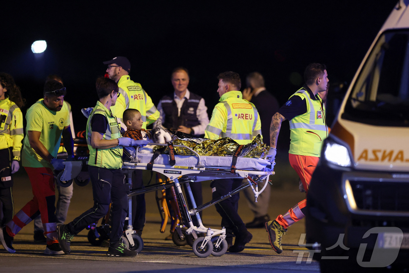 (밀라노 로이터=뉴스1) 김경민 기자 = 이스라엘 공습으로 9명의 형제·자매를 잃은 가자지구 출신 팔레스타인 소년 아담 알-나자르가 이탈리아 밀라노 리타네 공항에서 앰뷸런스로 옮겨 …