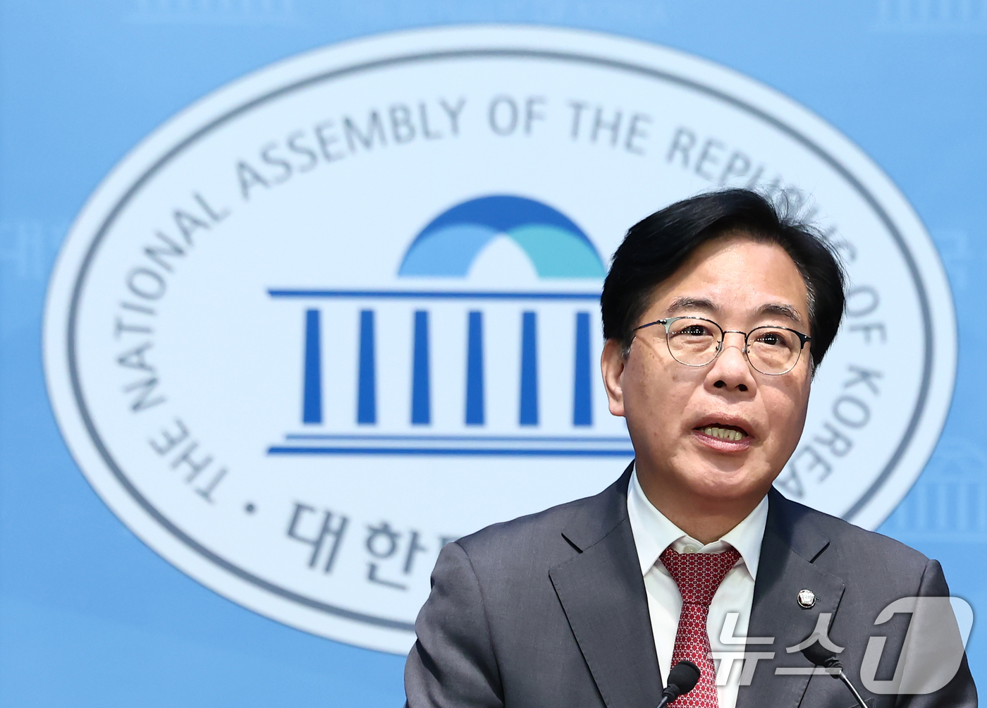 (서울=뉴스1) 김민지 기자 = 송언석 국민의힘 의원이 12일 오전 서울 여의도 국회 소통관에서 원내대표 출마 기자회견을 하고 있다. 2025.6.12/뉴스1