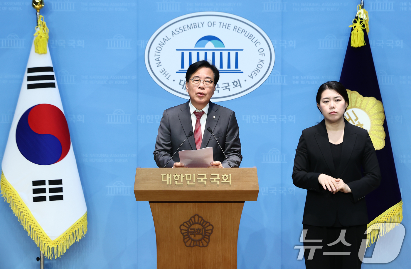 (서울=뉴스1) 김민지 기자 = 송언석 국민의힘 의원이 12일 오전 서울 여의도 국회 소통관에서 원내대표 출마 기자회견을 하고 있다. 2025.6.12/뉴스1