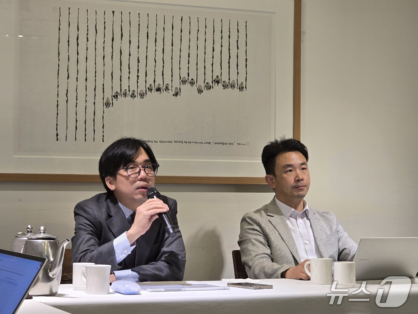 본문 이미지 - 노창희 디지털산업정책연구소장과 박세진 한양대 미디어학과 교수가 12일 서울 컨퍼런스하우스달개비에서 기자들의 질문에 답하고 있다. 2025.06.12 /뉴스1 ⓒNews1 양새롬 기자