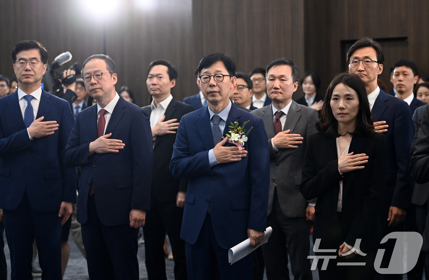 (서울=뉴스1) 임세영 기자 = 박윤주 외교부 제1차관이 12일 오전 서울 종로구 외교부에서 열린 취임식에서 국민의례를 하고 있다.(공동취재) 2025.6.12/뉴스1