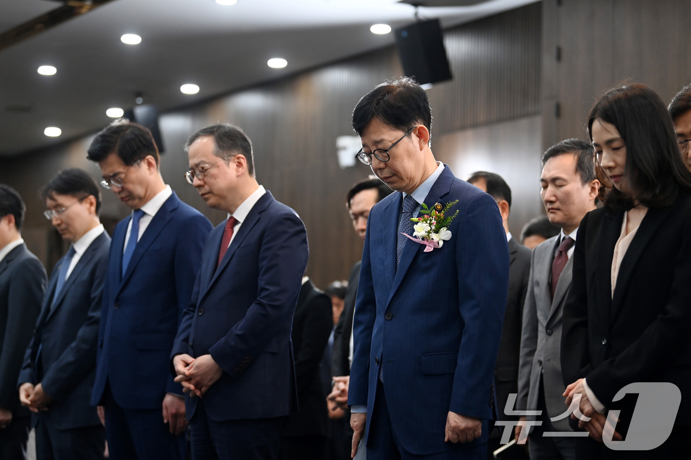 (서울=뉴스1) 임세영 기자 = 박윤주 외교부 제1차관이 12일 오전 서울 종로구 정부서울청사에서 열린 취임식에서 묵념을 하고 있다.(공동취재)  2025.6.12/뉴스1