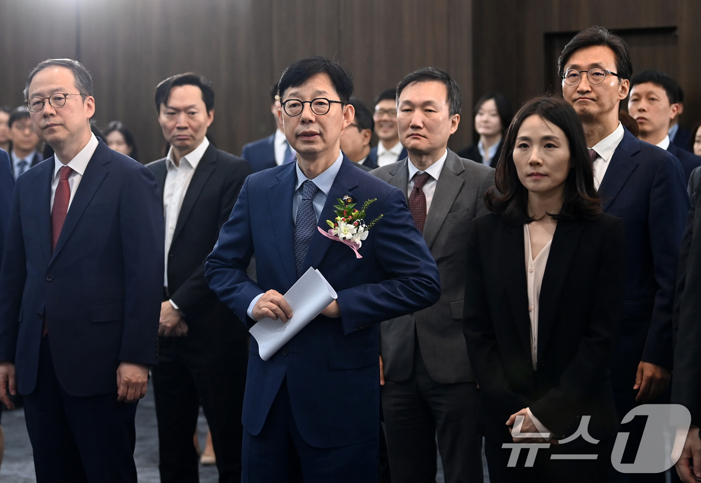 (서울=뉴스1) 임세영 기자 = 박윤주 외교부 제1차관이 12일 오전 서울 종로구 정부서울청사에서 열린 취임식에서 옷의 단추를 끼우고 있다.(공동취재) 2025.6.12/뉴스1