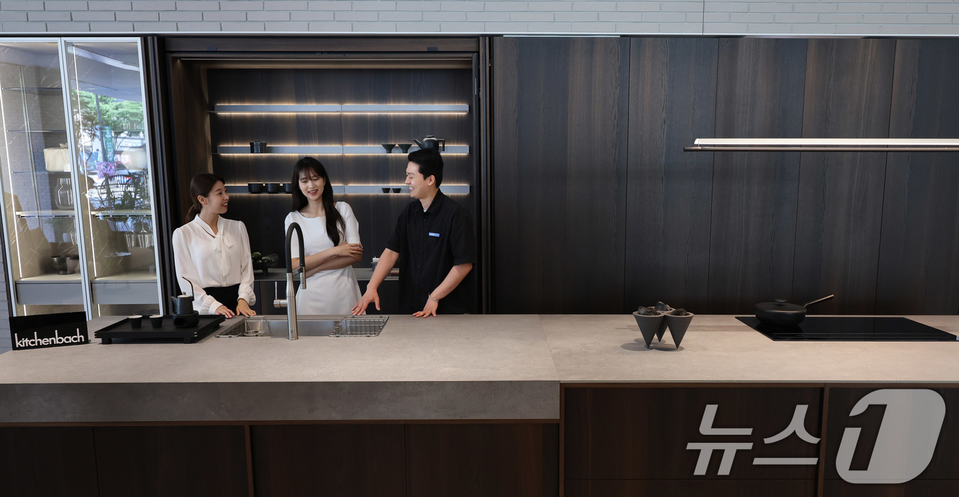 (서울=뉴스1) 박지혜 기자 = 12일 서울 강남구 한샘 플래그십 논현에서 한샘의 프리미엄 키친 브랜드 ‘키친바흐’ 신제품이 공개되고 있다.‘키친바흐’는 최고 수준의 디자인과 함께 …