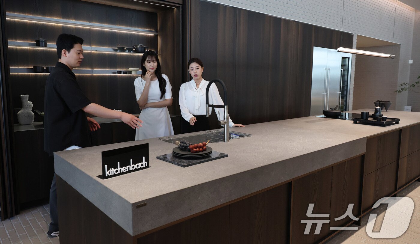 본문 이미지 - 12일 서울 강남구 한샘 플래그십 논현에서 한샘의 프리미엄 키친 브랜드 &#39;키친바흐&#39; 신제품이 공개되고 있다. 키친바흐는 최고 수준의 디자인과 함께, 슈퍼 E0 등급의 고급 친환경 자재를 사용한 것이 특징이다. 2025.6.12/뉴스1 ⓒ News1 박지혜 기자