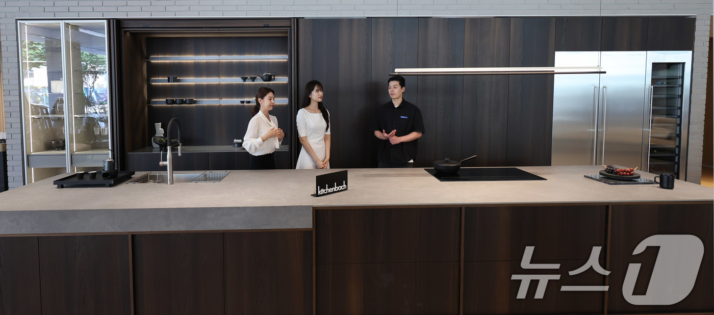 (서울=뉴스1) 박지혜 기자 = 12일 서울 강남구 한샘 플래그십 논현에서 한샘의 프리미엄 키친 브랜드 ‘키친바흐’ 신제품이 공개되고 있다.‘키친바흐’는 최고 수준의 디자인과 함께 …