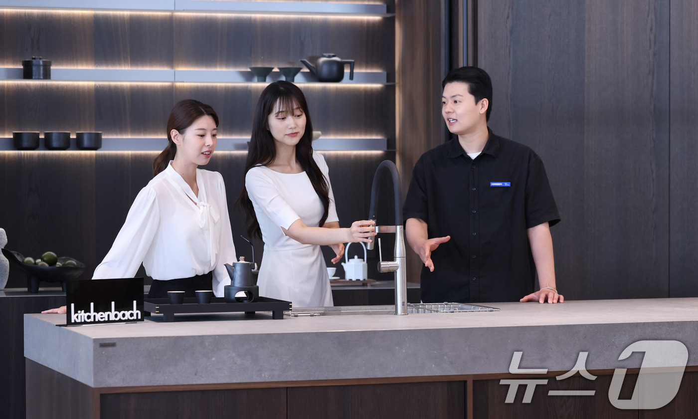 (서울=뉴스1) 박지혜 기자 = 12일 서울 강남구 한샘 플래그십 논현에서 한샘의 프리미엄 키친 브랜드 ‘키친바흐’ 신제품이 공개되고 있다.‘키친바흐’는 최고 수준의 디자인과 함께 …