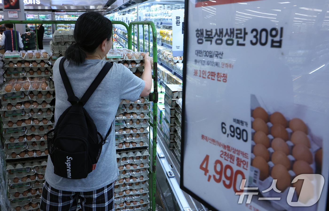 (서울=뉴스1) 박정호 기자 = 30입 계란 한 판 4,990원 단 하루 특가 행사가 열린 12일 오전 서울 중구 한강대로 롯데마트 제타플렉스 서울역점을 찾은 고객들이 계란을 구입 …