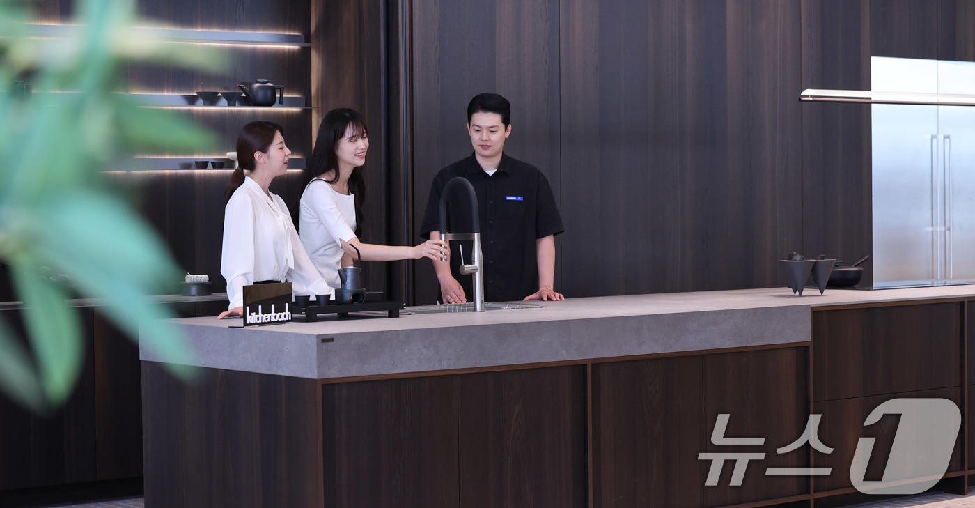 (서울=뉴스1) 박지혜 기자 = 12일 서울 강남구 한샘 플래그십 논현에서 한샘의 프리미엄 키친 브랜드 ‘키친바흐’ 신제품이 공개되고 있다.‘키친바흐’는 최고 수준의 디자인과 함께 …