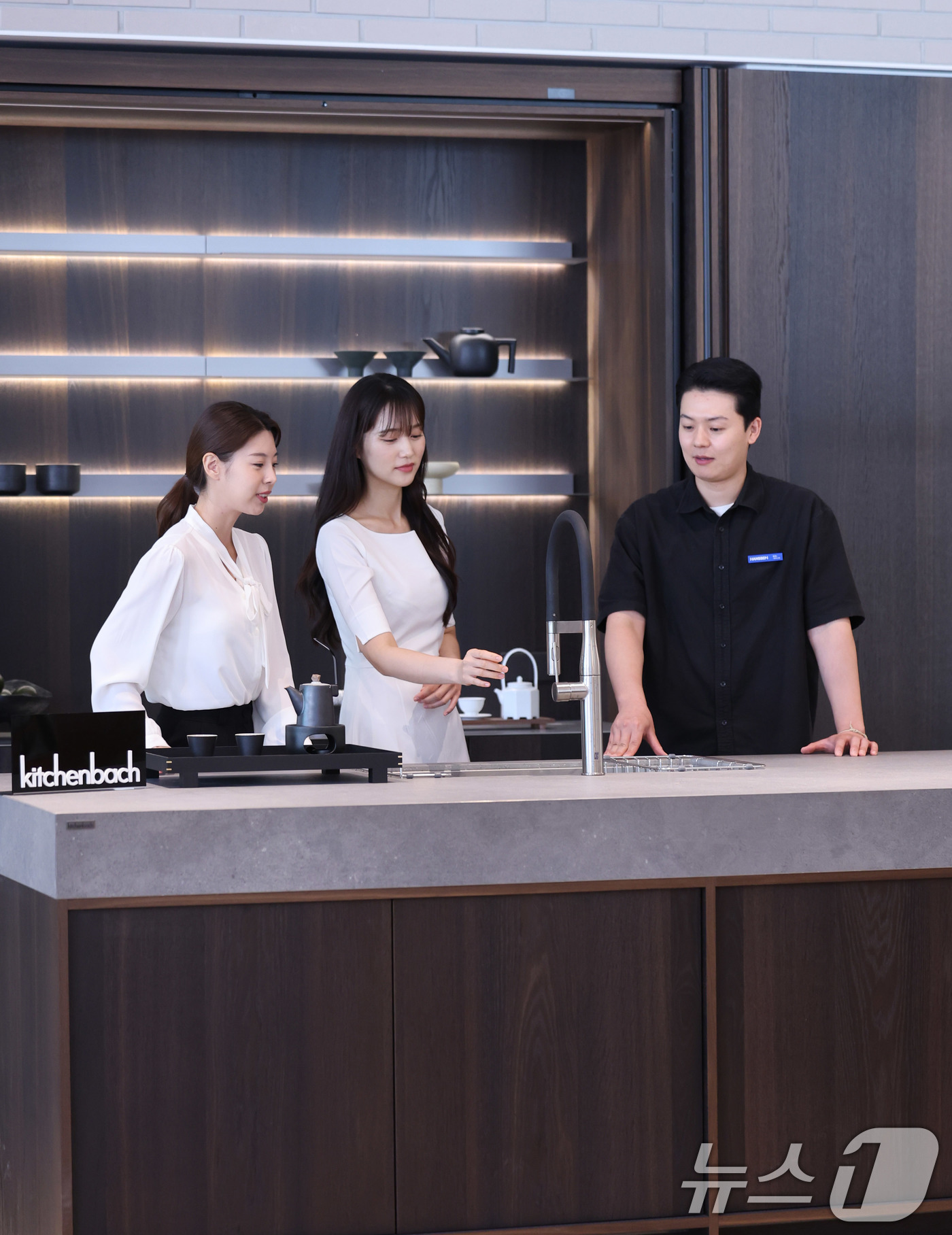 (서울=뉴스1) 박지혜 기자 = 12일 서울 강남구 한샘 플래그십 논현에서 한샘의 프리미엄 키친 브랜드 ‘키친바흐’ 신제품이 공개되고 있다.‘키친바흐’는 최고 수준의 디자인과 함께 …