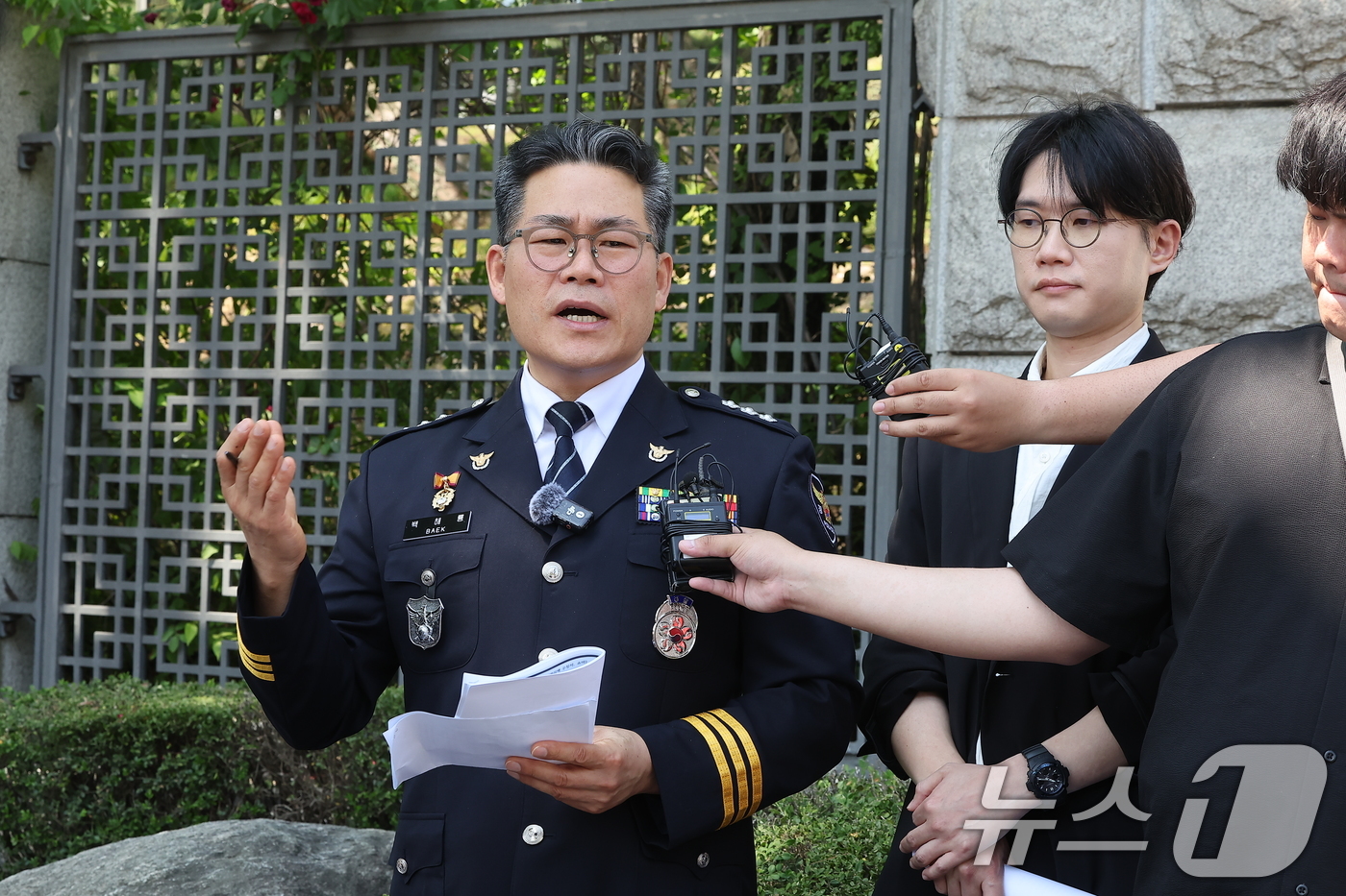 (서울=뉴스1) 김진환 기자 = 인천세관 마약 사건의 수사 외압 의혹을 제기한 백해룡 경정이 12일 오전 서울 서초구 대검찰청 앞에서 인천세관 마약 밀수 연루 의혹과 관련한 합동수 …