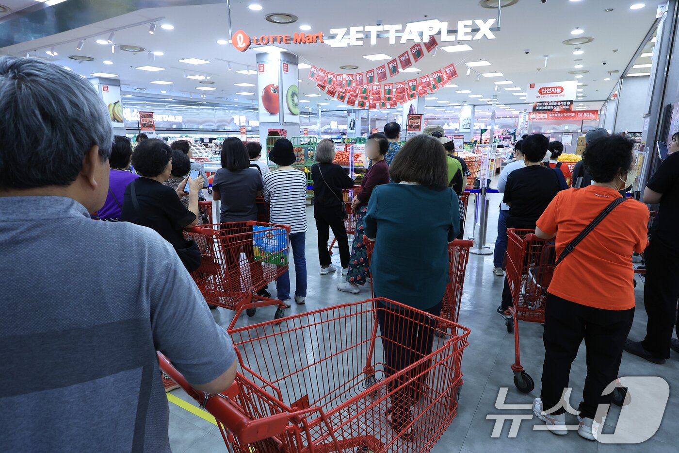 본문 이미지 - 30입 계란 한 판 4,990원 단 하루 특가 행사가 열린 12일 오전 서울 중구 한강대로 롯데마트 제타플렉스 서울역점을 찾은 고객들이 마트 오픈을 기다리고 있다. 2025.6.12/뉴스1 ⓒ News1 박정호 기자