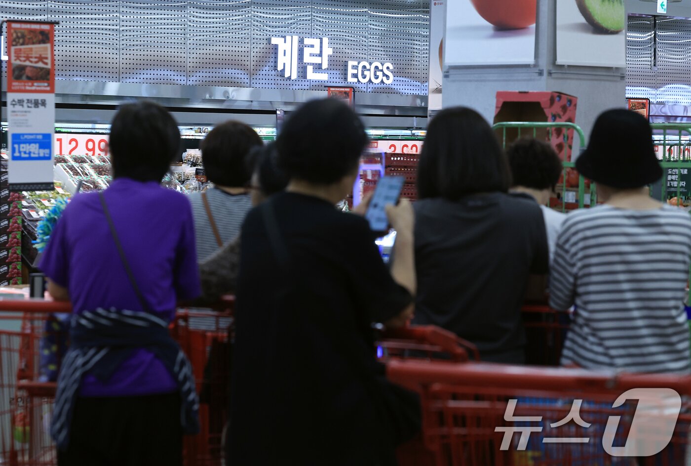 본문 이미지 - 30입 계란 한 판 4,990원 단 하루 특가 행사가 열린 12일 오전 서울 중구 한강대로 롯데마트 제타플렉스 서울역점을 찾은 고객들이 마트 오픈을 기다리고 있다. 2025.6.12/뉴스1 ⓒ News1 박정호 기자