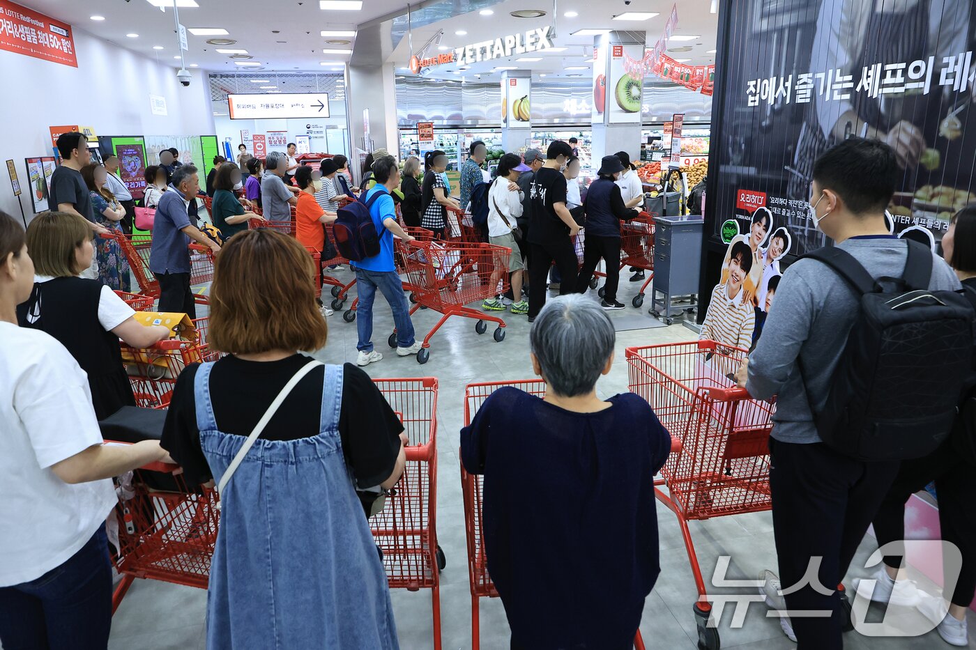 본문 이미지 - 30입 계란 한 판 4,990원 단 하루 특가 행사가 열린 12일 오전 서울 중구 한강대로 롯데마트 제타플렉스 서울역점을 찾은 고객들이 마트 오픈을 기다리고 있다. 2025.6.12/뉴스1 ⓒ News1 박정호 기자
