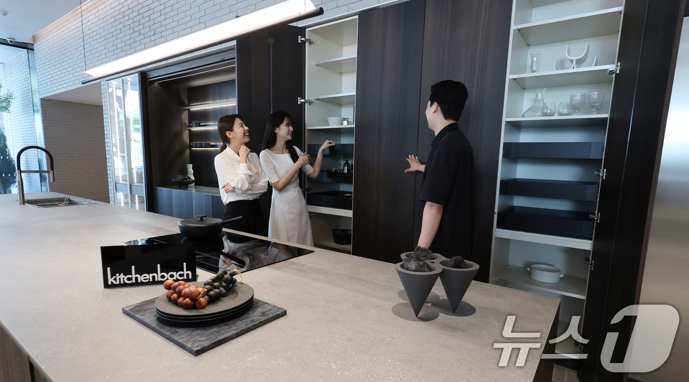 (서울=뉴스1) 박지혜 기자 = 12일 서울 강남구 한샘 플래그십 논현에서 한샘의 프리미엄 키친 브랜드 ‘키친바흐’ 신제품이 공개되고 있다.‘키친바흐’는 최고 수준의 디자인과 함께 …