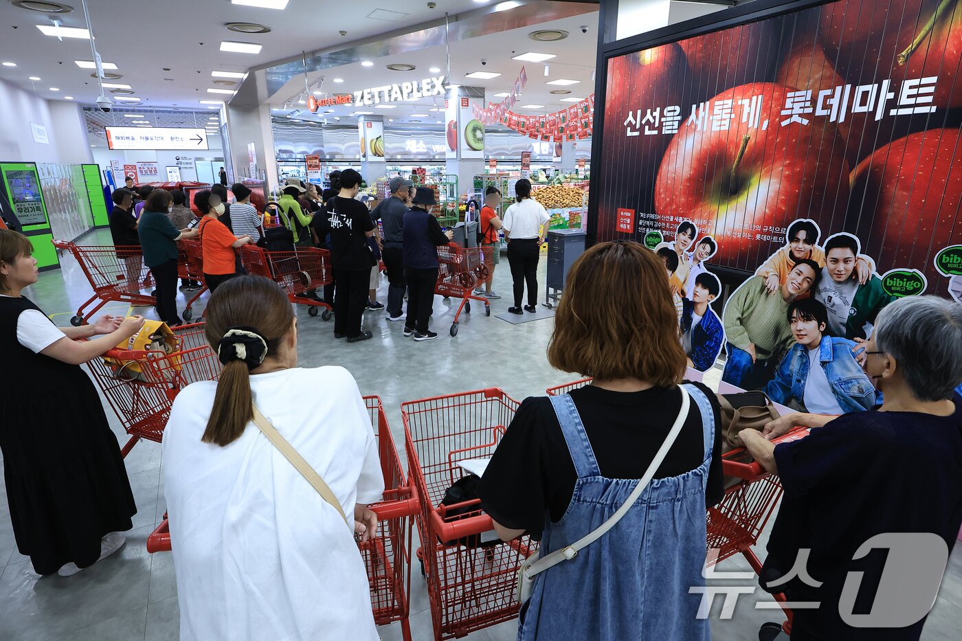 본문 이미지 - 30입 계란 한 판 4,990원 단 하루 특가 행사가 열린 12일 오전 서울 중구 한강대로 롯데마트 제타플렉스 서울역점을 찾은 고객들이 마트 오픈을 기다리고 있다. 2025.6.12/뉴스1 ⓒ News1 박정호 기자