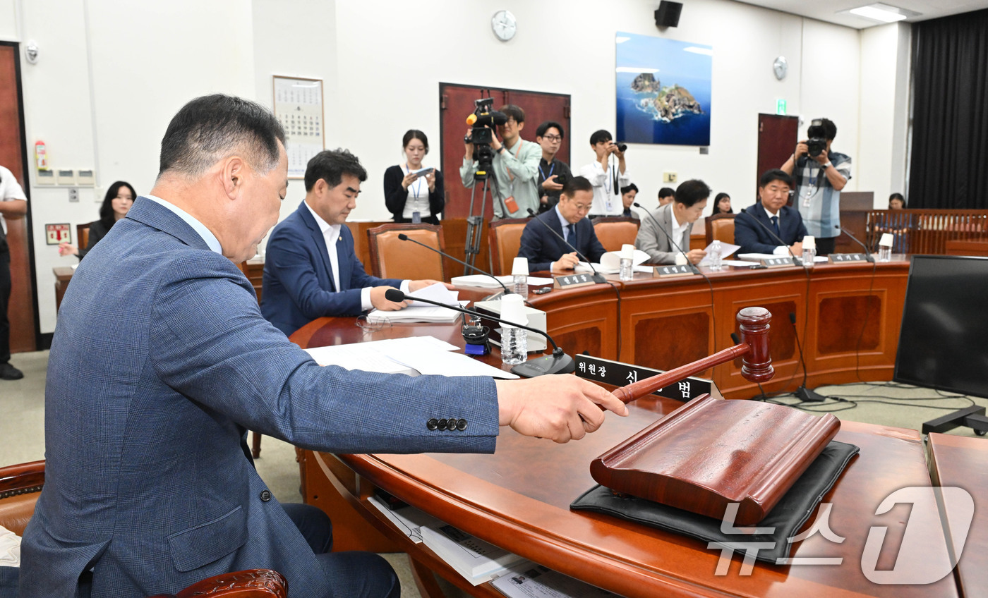 (서울=뉴스1) 이광호 기자 = 신성범 국회 정보위원장이 12일 오전 서울 여의도 국회에서 열린 정보위원회 전체회의에서 이종석 국가정보원장 후보자 인사청문요청안을 상정하고 있다.( …