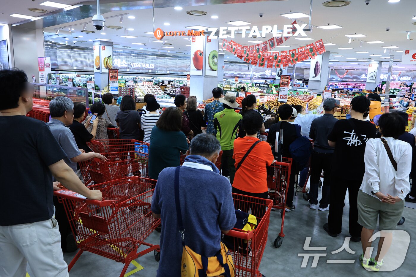 본문 이미지 - 30입 계란 한 판 4,990원 단 하루 특가 행사가 열린 12일 오전 서울 중구 한강대로 롯데마트 제타플렉스 서울역점을 찾은 고객들이 마트 오픈을 기다리고 있다. 2025.6.12/뉴스1 ⓒ News1 박정호 기자