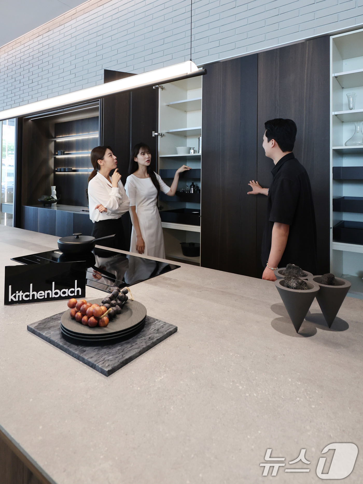 (서울=뉴스1) 박지혜 기자 = 12일 서울 강남구 한샘 플래그십 논현에서 한샘의 프리미엄 키친 브랜드 ‘키친바흐’ 신제품이 공개되고 있다.‘키친바흐’는 최고 수준의 디자인과 함께 …