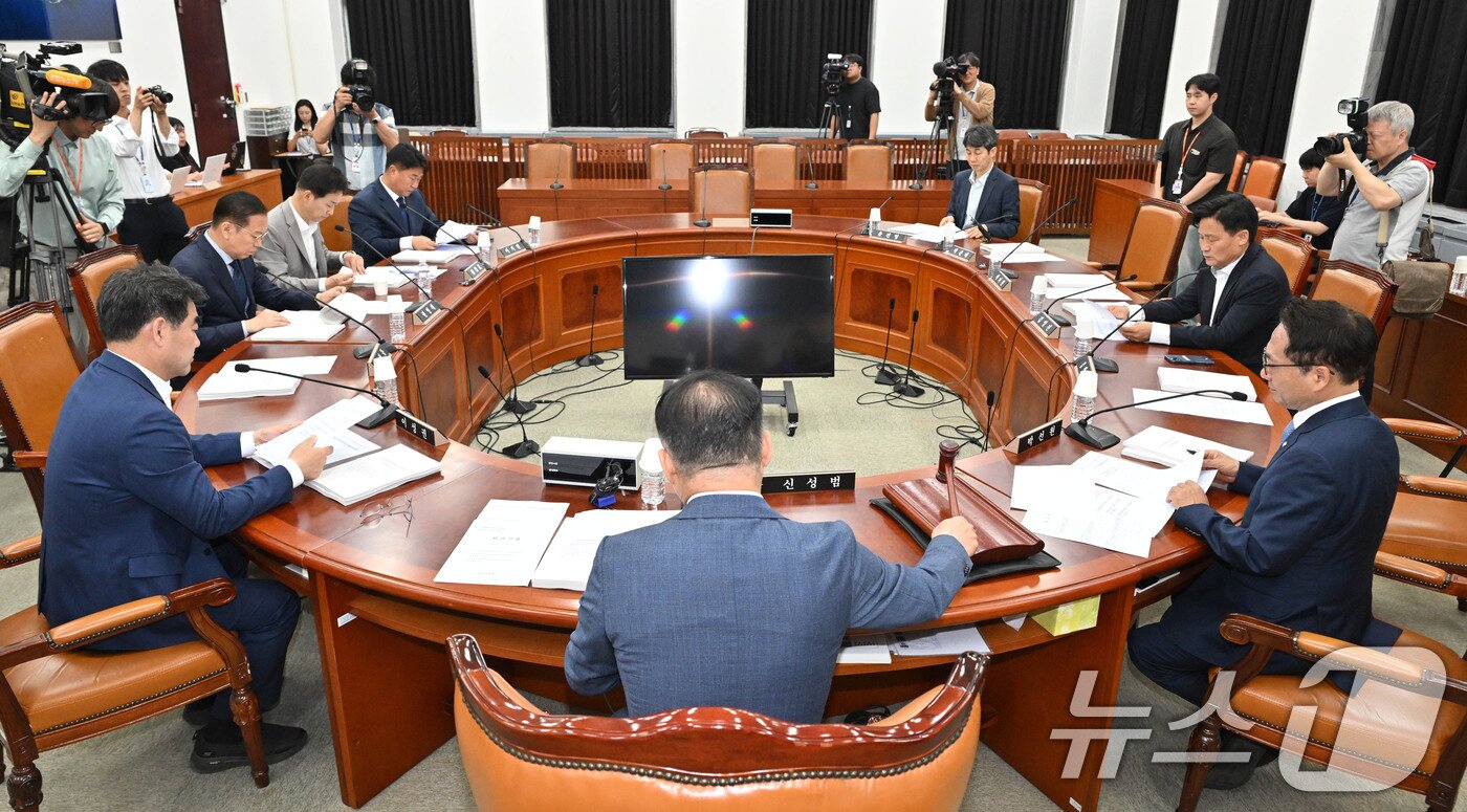 본문 이미지 - 신성범 국회 정보위원장이 12일 오전 서울 여의도 국회에서 열린 정보위원회 전체회의에서 이종석 국가정보원장 후보자 인사청문요청안을 상정하고 있다.&#40;공동취재&#41; 2025.6.12/뉴스1 ⓒ News1 이광호 기자
