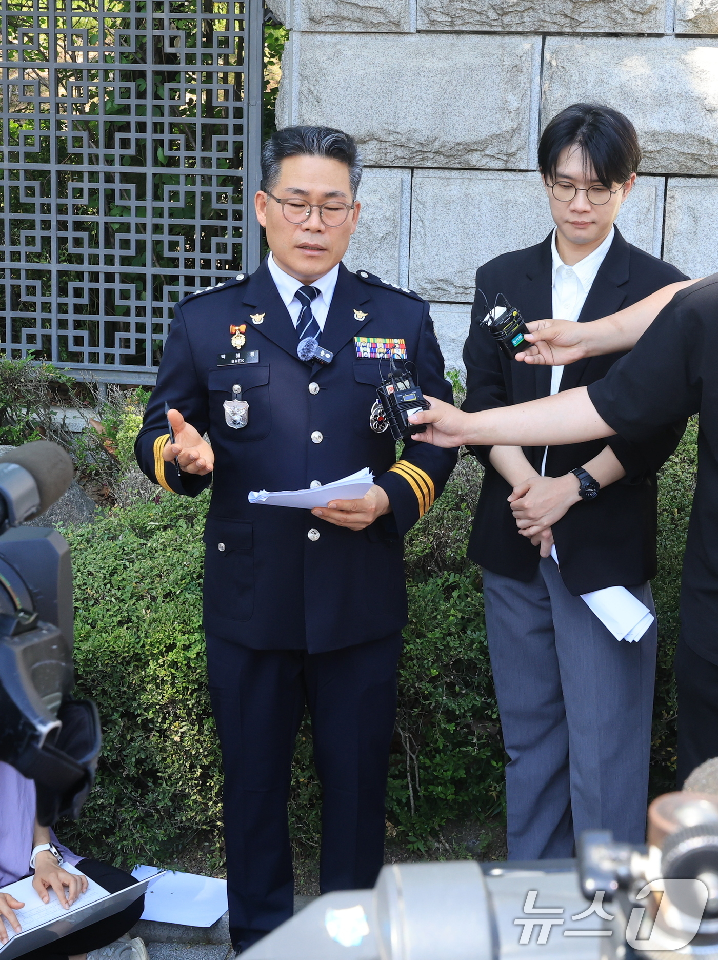 (서울=뉴스1) 김진환 기자 = 인천세관 마약 사건의 수사 외압 의혹을 제기한 백해룡 경정이 12일 오전 서울 서초구 대검찰청 앞에서 인천세관 마약 밀수 연루 의혹과 관련한 합동수 …