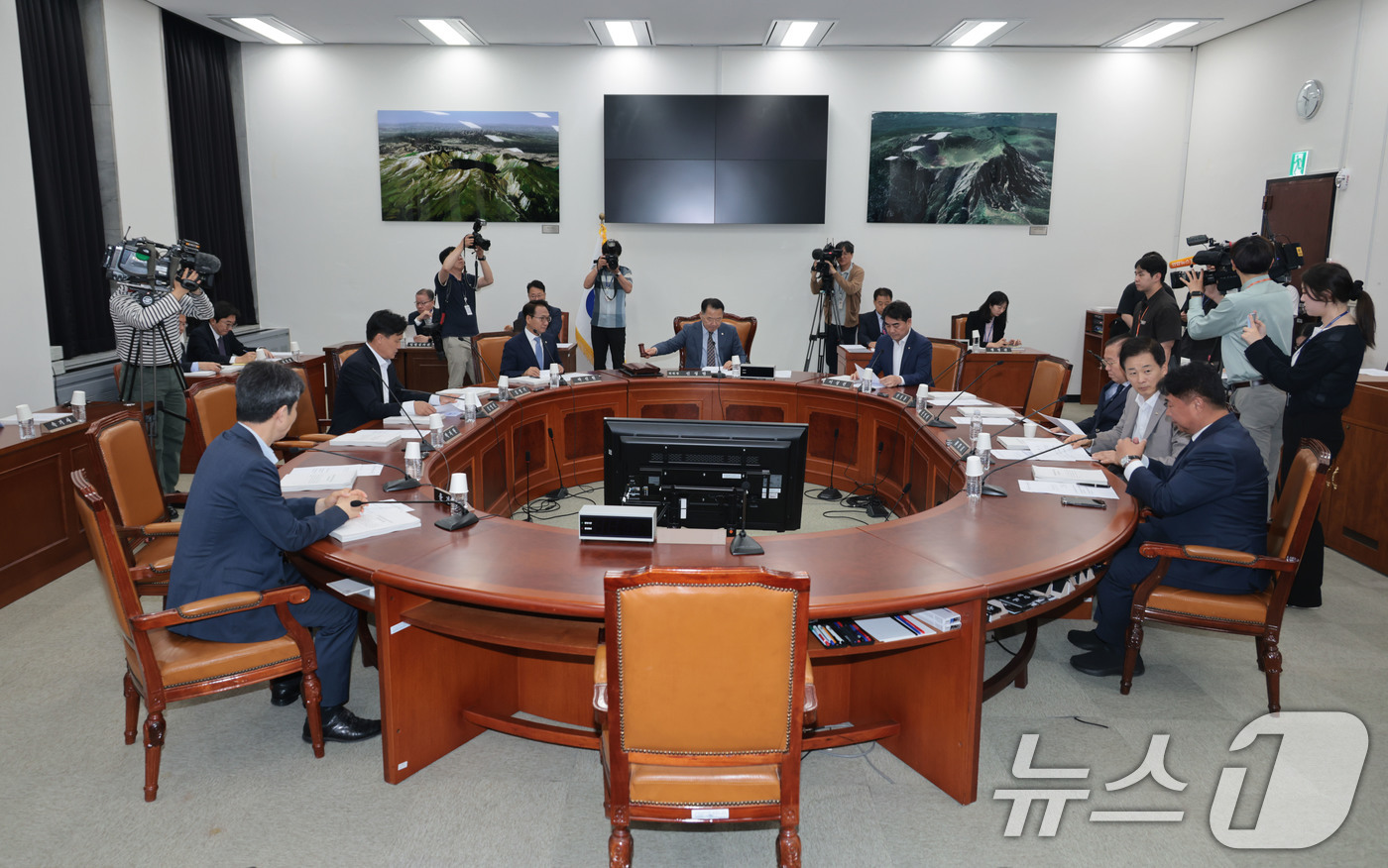 (서울=뉴스1) 이광호 기자 = 신성범 국회 정보위원장이 12일 오전 서울 여의도 국회에서 열린 정보위원회 전체회의에서 의사봉을 두드리고 있다.(공동취재) 2025.6.12/뉴스1 …