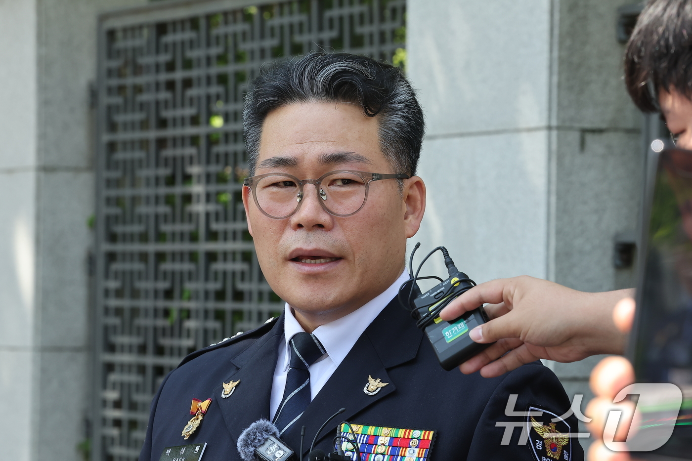 (서울=뉴스1) 김진환 기자 = 인천세관 마약 사건의 수사 외압 의혹을 제기한 백해룡 경정이 12일 오전 서울 서초구 대검찰청 앞에서 인천세관 마약 밀수 연루 의혹과 관련한 합동수 …