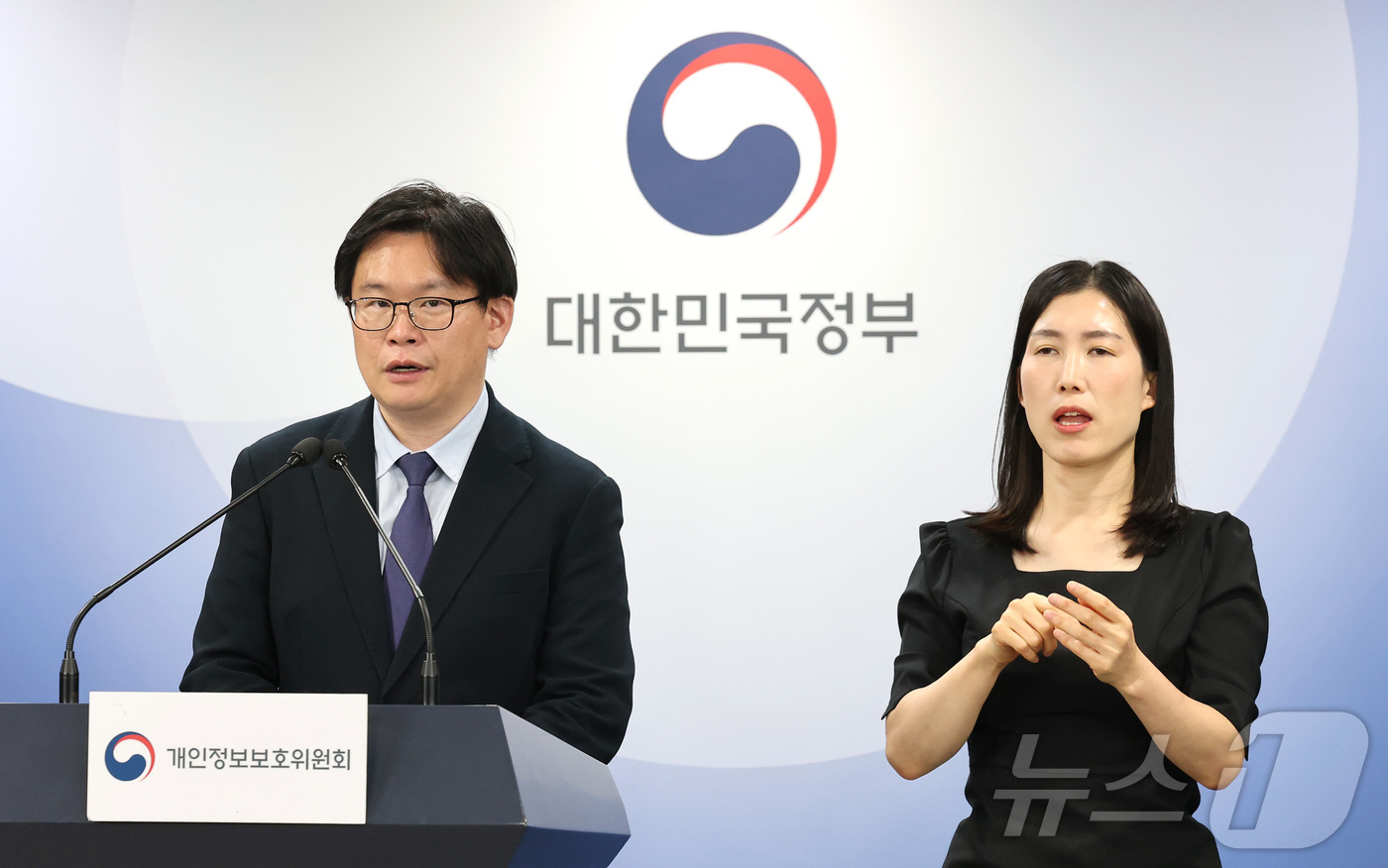 (서울=뉴스1) 임세영 기자 = 전승재 개인정보보호위원회 조사3팀장이 12일 오전 서울 종로구 정부서울청사에서 열린 제13차 전체회의 결과 브리핑에서 클라우드 분야 사전 실태점검 …