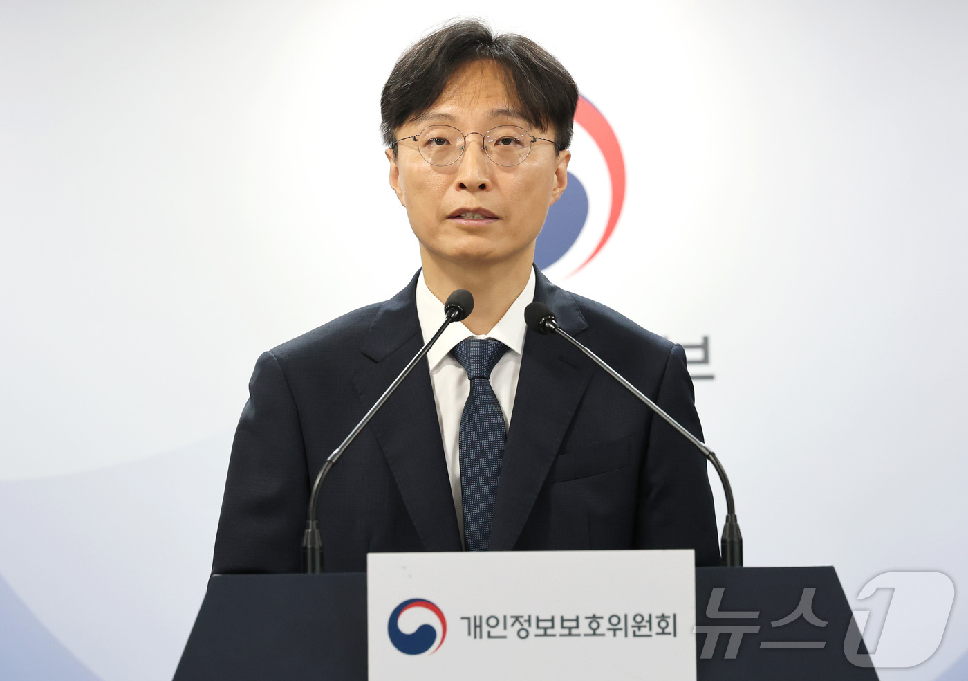 (서울=뉴스1) 임세영 기자 = 강대현 개인정보보호위원회 조사총괄과장이 12일 오전 서울 종로구 정부서울청사에서 열린 제13차 전체회의 결과 브리핑에서 안전조치 소홀로 개인정보 유 …