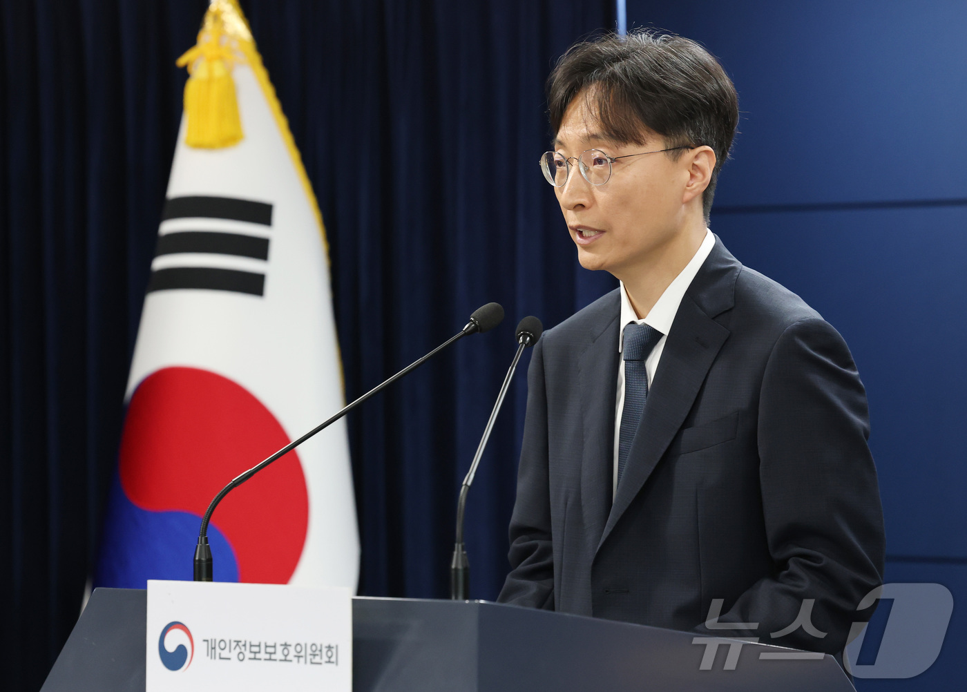 (서울=뉴스1) 임세영 기자 = 강대현 개인정보보호위원회 조사총괄과장이 12일 오전 서울 종로구 정부서울청사에서 열린 제13차 전체회의 결과 브리핑에서 안전조치 소홀로 개인정보 유 …