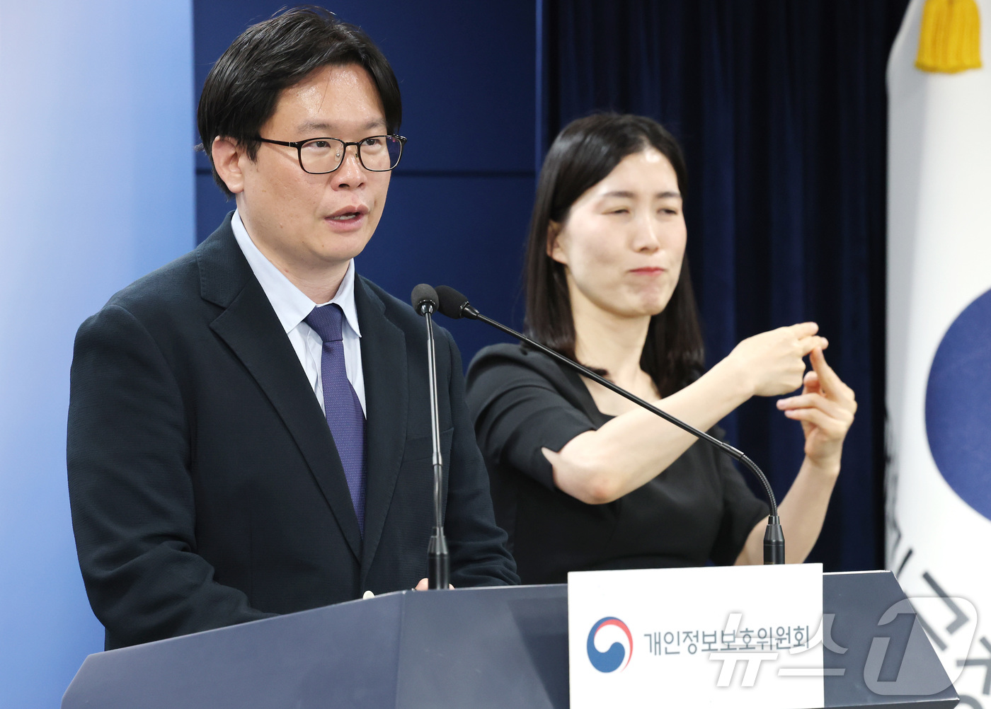 (서울=뉴스1) 임세영 기자 = 전승재 개인정보보호위원회 조사3팀장이 12일 오전 서울 종로구 정부서울청사에서 열린 제13차 전체회의 결과 브리핑에서 클라우드 분야 사전 실태점검 …