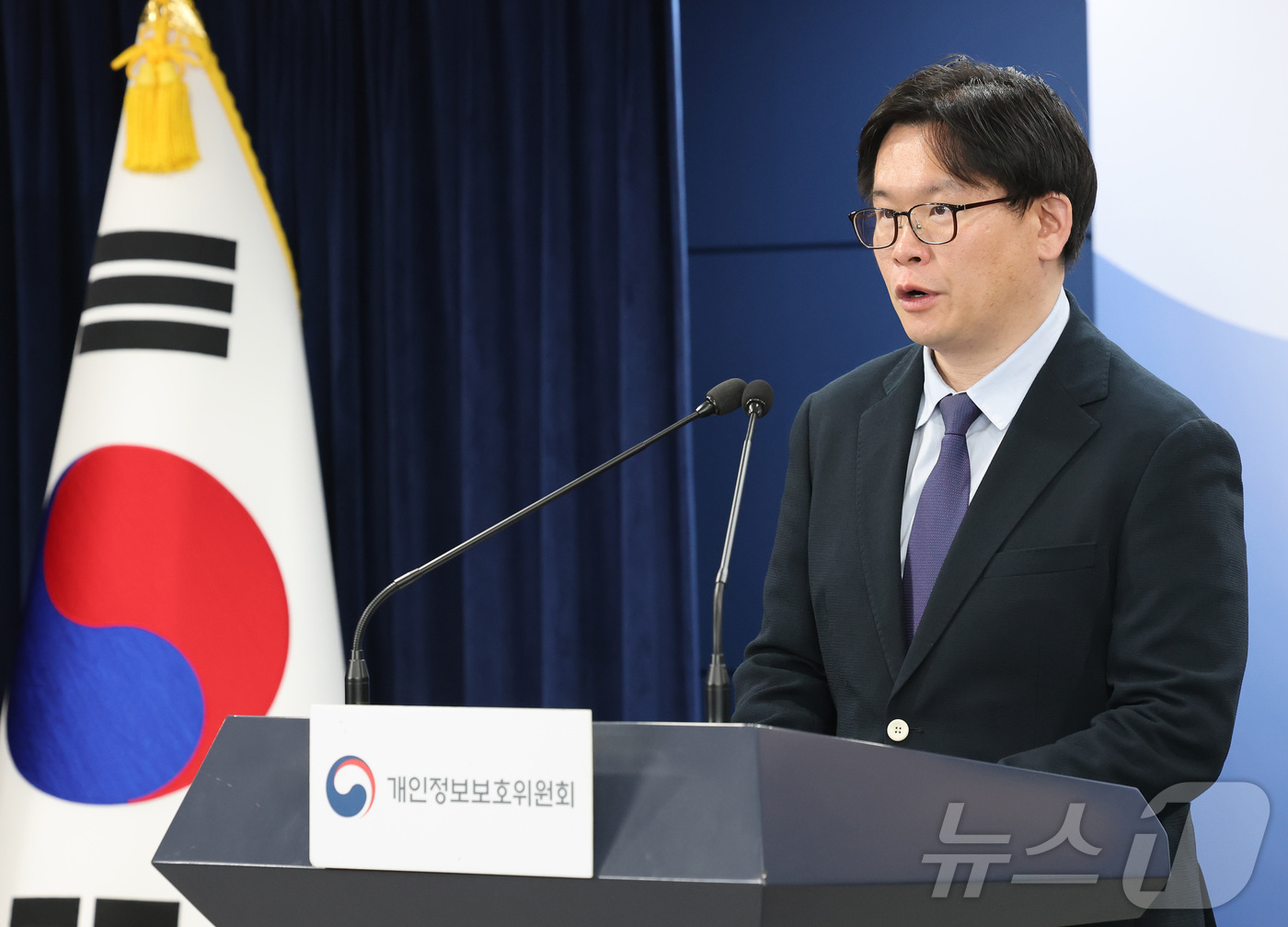 (서울=뉴스1) 임세영 기자 = 전승재 개인정보보호위원회 조사3팀장이 12일 오전 서울 종로구 정부서울청사에서 열린 제13차 전체회의 결과 브리핑에서 클라우드 분야 사전 실태점검 …