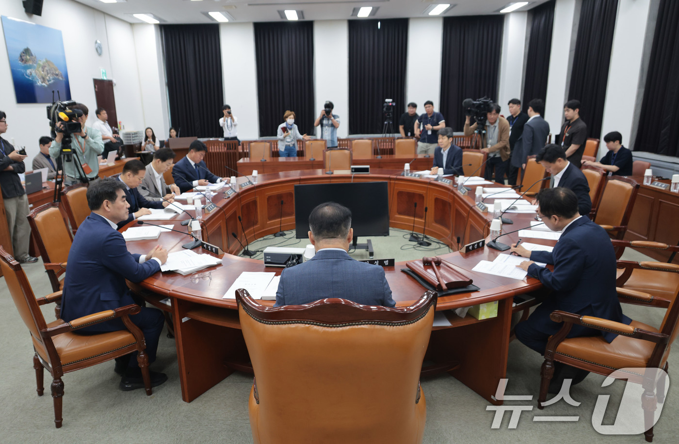 (서울=뉴스1) 이광호 기자 = 12일 오전 서울 여의도 국회에서 이종석 국정원장 인사청문회에 대한 안건 처리를 위한 정보위원회 전체회의가 열리고 있다.(공동취재) 2025.6.1 …