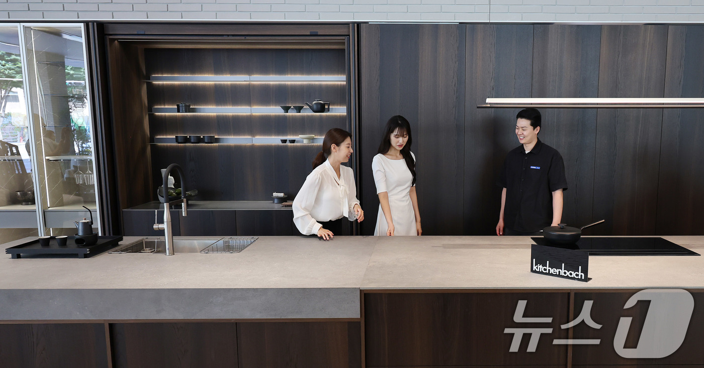 (서울=뉴스1) 박지혜 기자 = 12일 서울 강남구 한샘 플래그십 논현에서 한샘의 프리미엄 키친 브랜드 ‘키친바흐’ 신제품이 공개되고 있다.‘키친바흐’는 최고 수준의 디자인과 함께 …