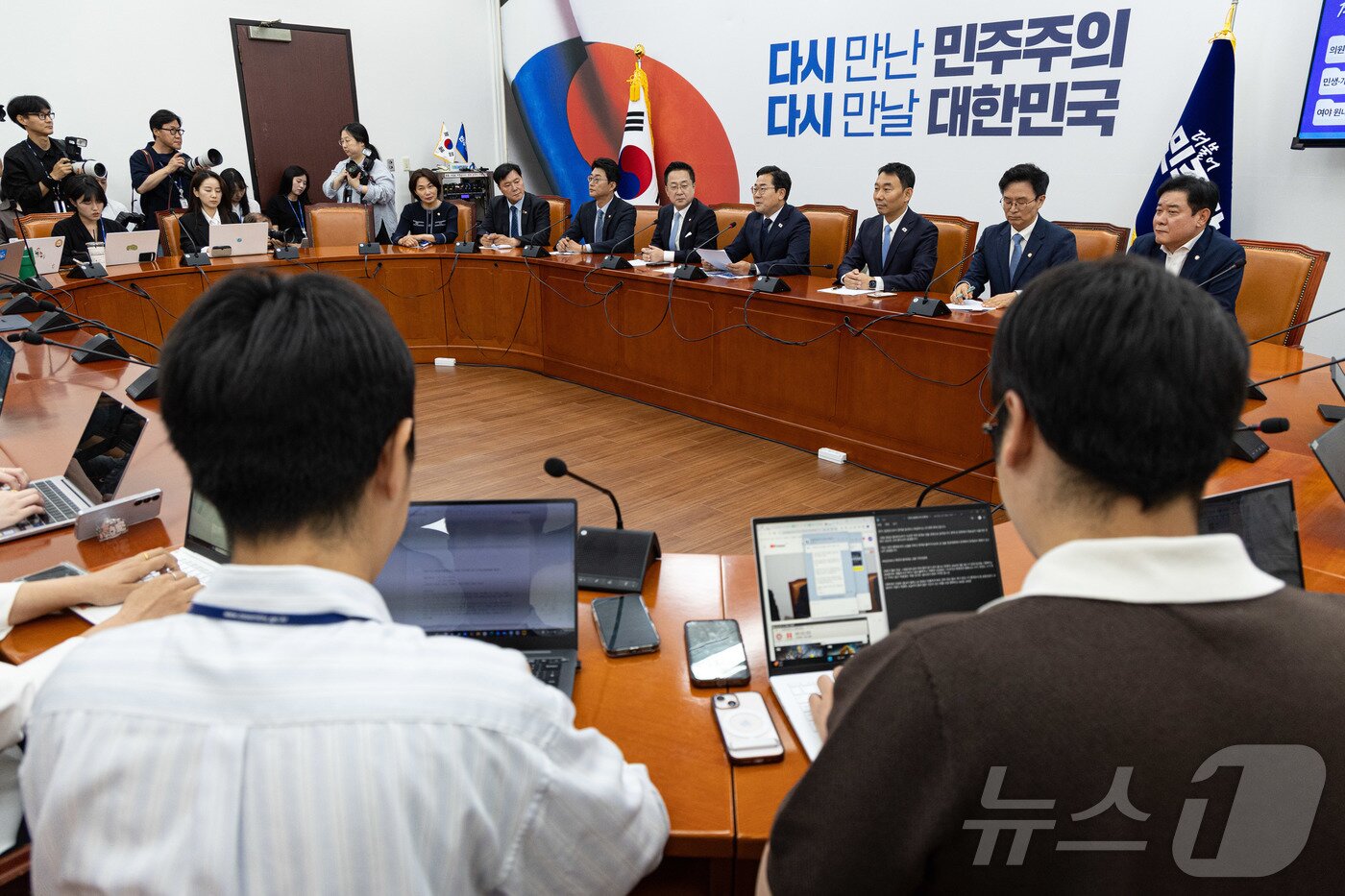 본문 이미지 - 박찬대 더불어민주당 대표 직무대행 겸 원내대표가 12일 오전 서울 여의도 국회에서 고별 기자간담회를 하고 있다. 2025.6.12/뉴스1 ⓒ News1 이재명 기자