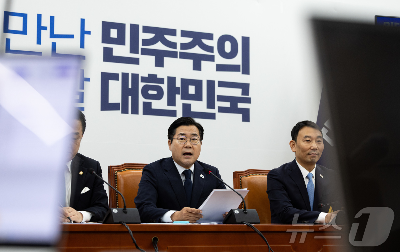 (서울=뉴스1) 이재명 기자 = 박찬대 더불어민주당 대표 직무대행 겸 원내대표가 12일 오전 서울 여의도 국회에서 고별 기자간담회를 하고 있다. 2025.6.12/뉴스1