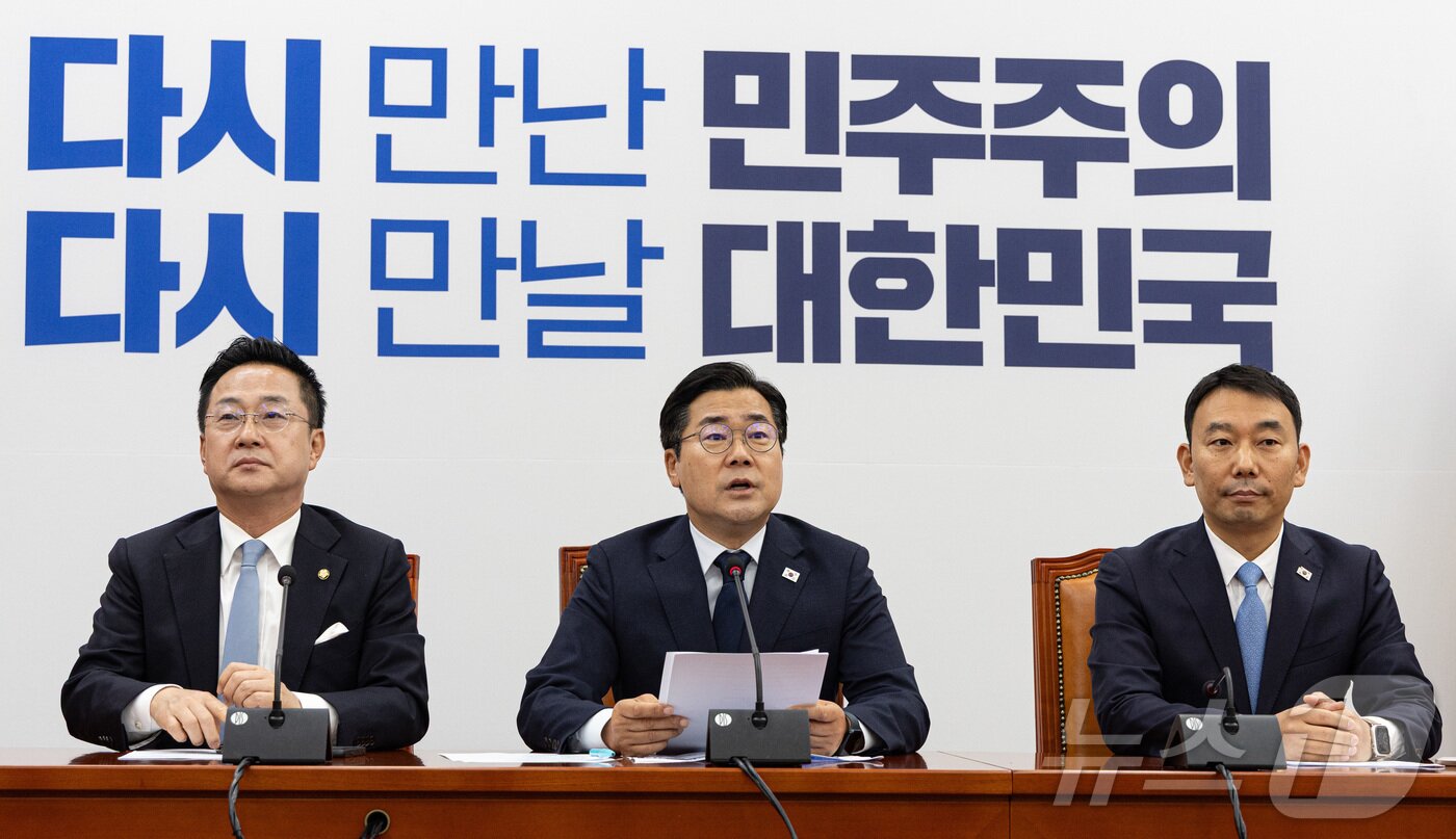 본문 이미지 - 박찬대 더불어민주당 대표 직무대행 겸 원내대표가 12일 오전 서울 여의도 국회에서 고별 기자간담회를 하고 있다. 2025.6.12/뉴스1 ⓒ News1 이재명 기자