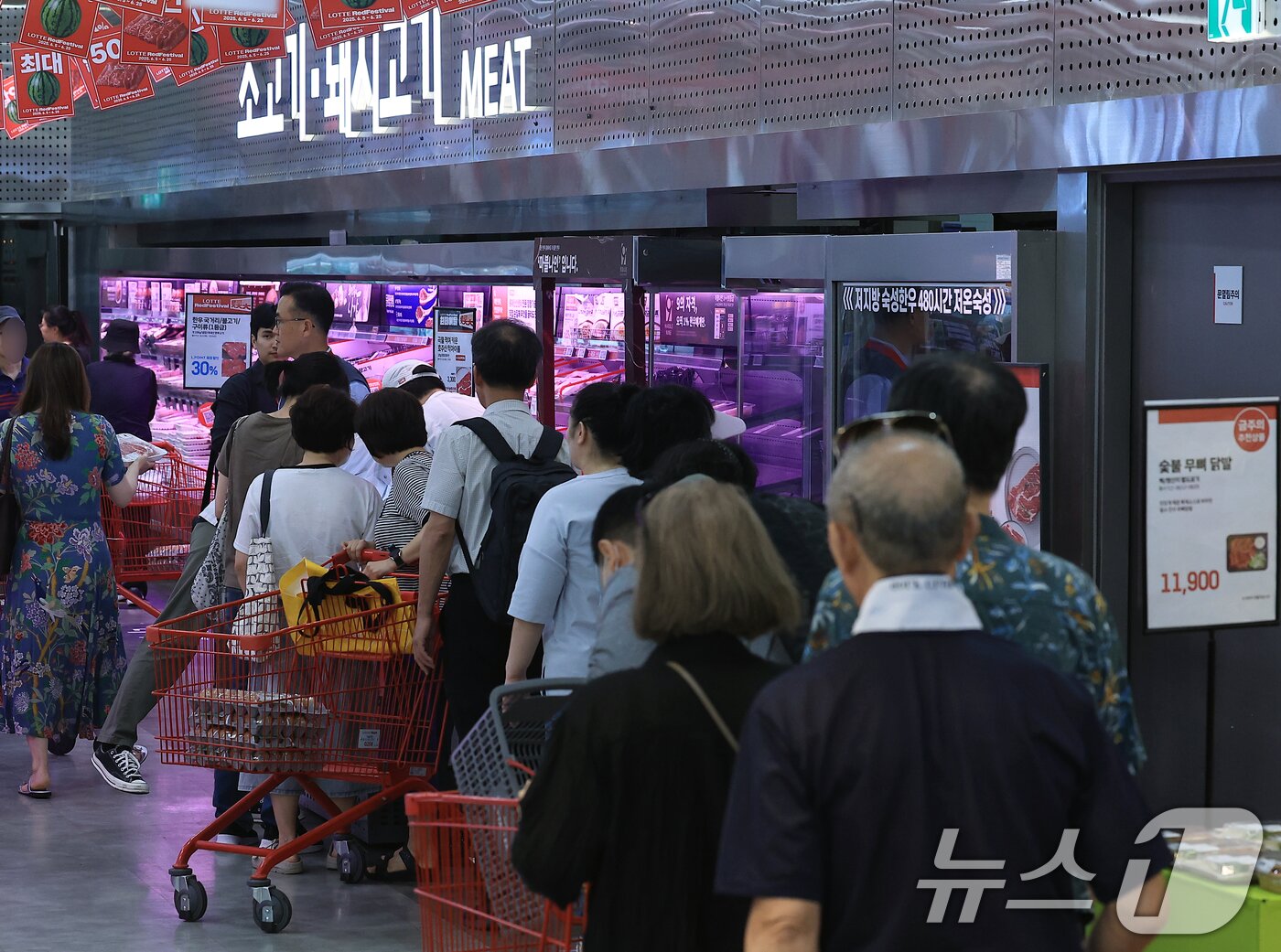 본문 이미지 - 호주산 소고기 단 하루 특가 행사가 열린 12일 오전 서울 중구 한강대로 롯데마트 제타플렉스 서울역점을 찾은 고객들이 990원 척아이롤을 구입하고 있다. 2025.6.12/뉴스1 ⓒ News1 박정호 기자