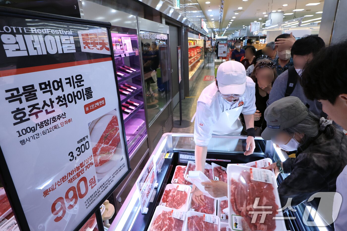 본문 이미지 - 호주산 소고기 단 하루 특가 행사가 열린 12일 오전 서울 중구 한강대로 롯데마트 제타플렉스 서울역점을 찾은 고객들이 990원 척아이롤을 구입하고 있다. 2025.6.12/뉴스1 ⓒ News1 박정호 기자